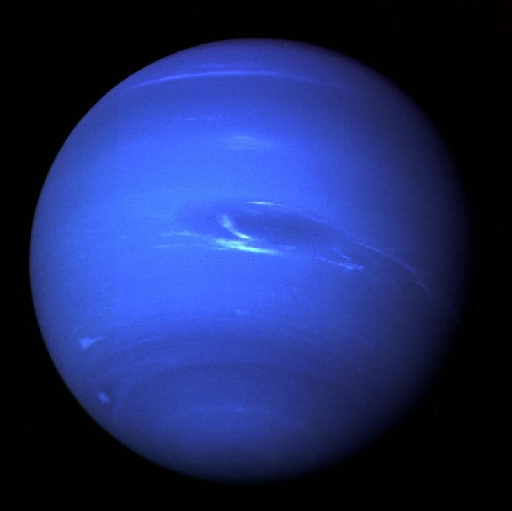 Descubre el gigante helado, Neptuno, el último planeta de nuestro sistema solar, con sus vientos huracanados y su atmósfera de color azul intenso.