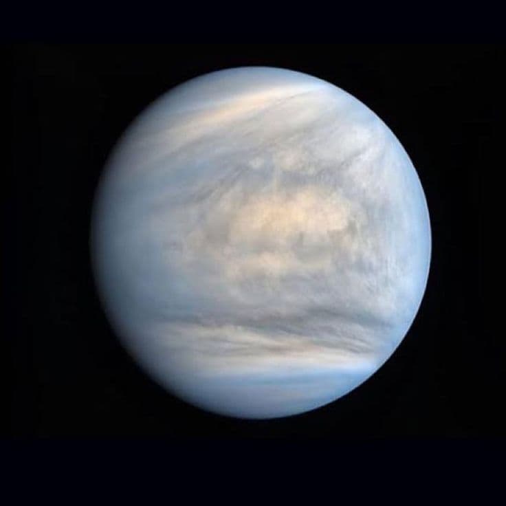 Venus, el planeta más caliente del sistema solar, es un mundo envuelto en una atmósfera espesa y tóxica, con volcanes activos y un paisaje infernal.